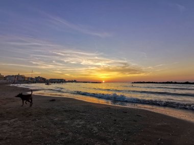 Gün batımında İtalya 'nın Romagna Riviera plajında. Yüksek kalite fotoğraf