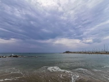 İtalya 'nın Rimini kentindeki Cattolica plajında dalgalar var. Yüksek kalite fotoğraf