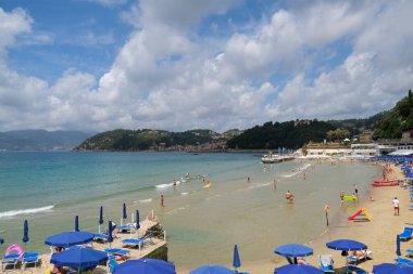 Güneşli bir günde Lerici sahilinde şemsiyeler. Yüksek kalite fotoğraf