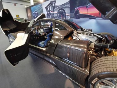 Modena, İtalya - 2021 07 04: Motor Vadisi Festivali arabası Pagani Automobili Huayra ile buluşuyor. Yüksek kalite fotoğraf