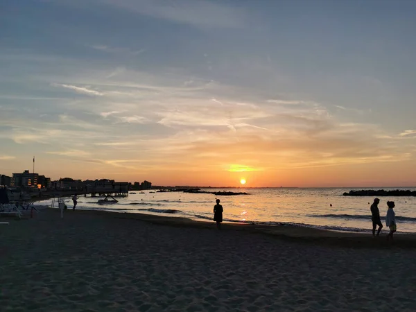 Ηλιοβασίλεμα Στην Παραλία Ανθρώπους Σιλουέτα Υψηλής Ποιότητας Φωτογραφία — Φωτογραφία Αρχείου