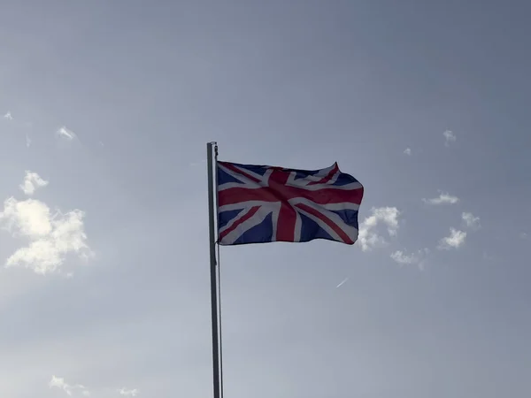 晴れた日には英語の旗が風になびく 高品質の写真 — ストック写真