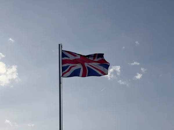 晴れた日には英語の旗が風になびく 高品質の写真 — ストック写真