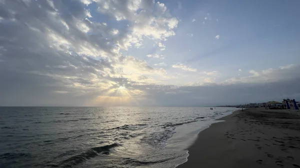 이탈리아 해변의 파도가 극적으로 하늘을 찌릅니다 고품질 — 스톡 사진
