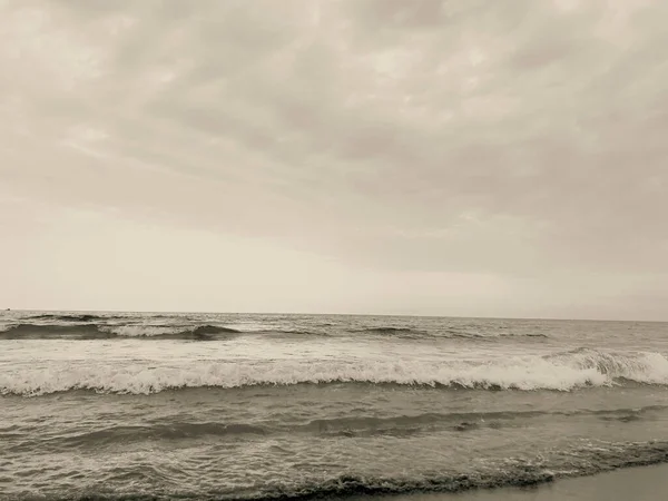 Onde Sulla Spiaggia Italia Con Cielo Drammatico Foto Alta Qualità — Foto Stock