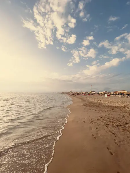 Хвилі Пляжі Італії Драматичним Небом Фотографія Високої Якості — стокове фото