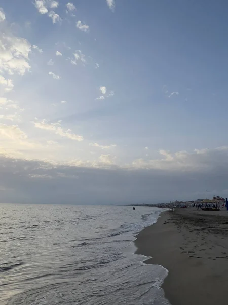 Gelombang Pantai Italia Dengan Langit Yang Dramatis Foto Berkualitas Tinggi — Stok Foto