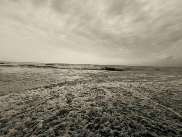 劇的な空でイタリアのビーチの波 高品質の写真 — ストック写真