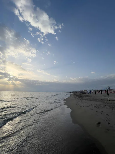 Onde Sulla Spiaggia Italia Con Cielo Drammatico Foto Alta Qualità — Foto Stock