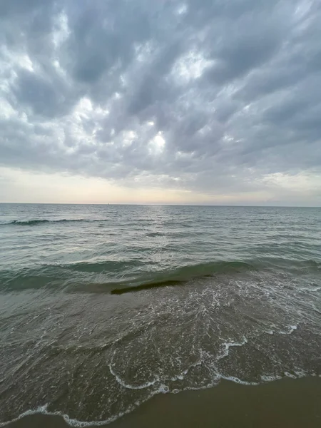 Golven Het Strand Italië Met Dramatische Lucht Hoge Kwaliteit Foto — Stockfoto