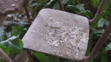 Harap masaları ve sandalyeleri olan terk edilmiş bir anaokulu. Yüksek kalite 4k görüntü