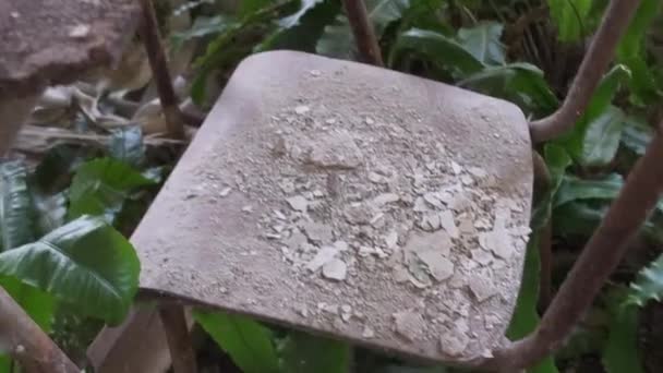 Ditinggalkan Dengan Reruntuhan Meja Dan Kursi Ditumbuhi Urbex Rekaman Berkualitas — Stok Video