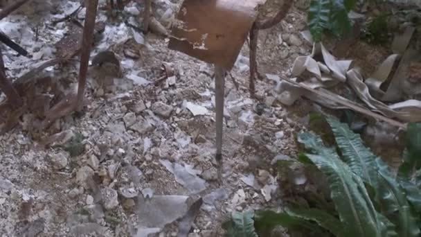 Opuszczone Przedszkole Zrujnowanymi Biurkami Krzesłami Zarośnięte Urbex Wysokiej Jakości Materiał — Wideo stockowe