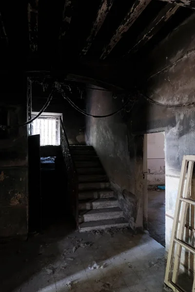 Abandoned House Stairway Burned Soot High Quality Photo — Fotografia de Stock