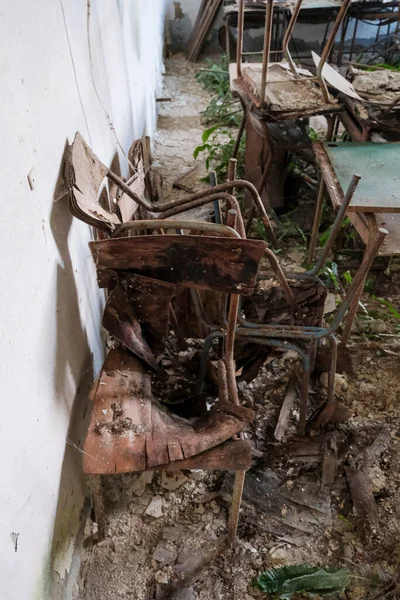 Abandoned Kindergarten Ruined Desks Chairs Overgrown Urbex High Quality Photo — Stock Photo, Image