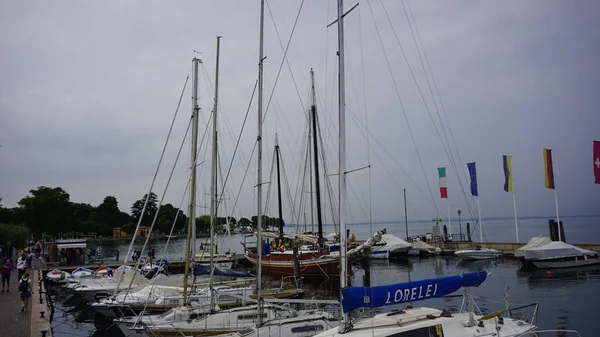 Sirmione Italien 2019 Marina Med Båtar Gardasjön Högkvalitativt Foto — Stockfoto