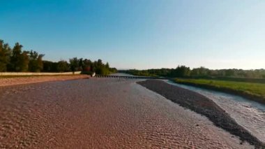 Montecchio Emilia İtalya 'daki Enza Nehri' nde gün batımında sel. Yüksek kalite 4k görüntü