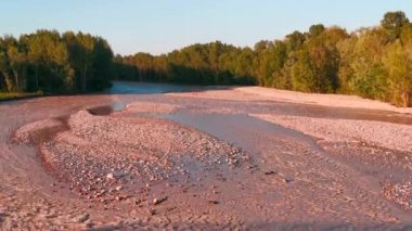 Montecchio Emilia İtalya 'daki Enza Nehri' nde gün batımında sel. Yüksek kalite 4k görüntü