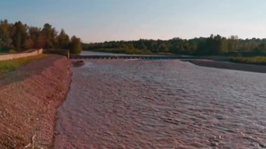 Montecchio Emilia İtalya 'daki Enza Nehri' nde gün batımında sel. Yüksek kalite 4k görüntü
