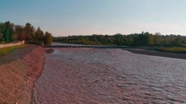 Montecchio Emilia İtalya 'daki Enza Nehri' nde gün batımında sel. Yüksek kalite 4k görüntü