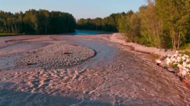 Montecchio Emilia İtalya 'daki Enza Nehri' nde gün batımında sel. Yüksek kalite 4k görüntü