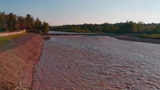 日没時にモンテッキオ エミリアイタリアのエンザ川の洪水 高品質4K映像 — ストック動画