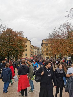 Lucca, İtalya - 2018 10 31: Lucca Comics ücretsiz kostüm etkinliği şehir merkezinde yürüyen insanların etrafında. Yüksek kalite fotoğraf