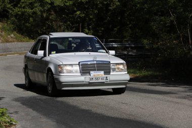 Bibbiano-Reggio Emilia Italy - 07: 15 2015: Kasaba meydanı Mercedes 190 'da klasik arabaların ücretsiz mitingi. Yüksek kalite fotoğraf