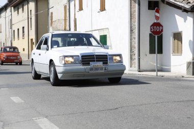 Bibbiano-Reggio Emilia Italy - 07: 15 2015: Kasaba meydanı Mercedes 190 'da klasik arabaların ücretsiz mitingi. Yüksek kalite fotoğraf