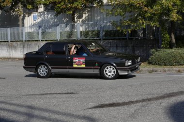 Bibbiano-Reggio Emilia Italy - 07: 15 2015: Kasaba meydanı Alfa Romeo Alfetta 90 quadrifoglio verde 'de klasik araba serbest rallisi. Yüksek kalite fotoğraf