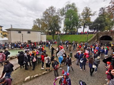 Lucca, İtalya - 2018 10 31: Lucca Comics ücretsiz kostüm etkinliği şehir merkezinde yürüyen insanların etrafında. Yüksek kalite fotoğraf