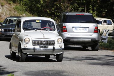 Bibbiano-Reggio Emilia Italy - 07: 15 2015: Fiat 600 şehir meydanında klasik arabaların ücretsiz mitingi. Yüksek kalite fotoğraf