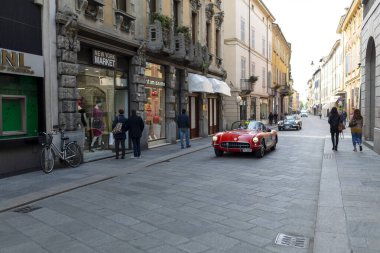 Reggio Emilia, İtalya: 2019 05 Eski Corvette şehir merkezinde klasik klasik hikaye arabalarının serbest rallisi. Yüksek kalite fotoğraf