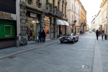 Reggio Emilia, İtalya: 2019 05 Eski Corvette şehir merkezinde klasik klasik hikaye arabalarının serbest rallisi. Yüksek kalite fotoğraf