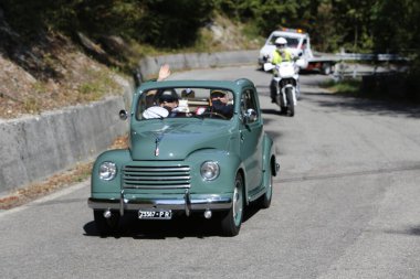 Bibbiano-Reggio Emilia Italy - 07: 15 2015: NSU-Fiat 500C şehir meydanında klasik arabaların ücretsiz mitingi. Yüksek kalite fotoğraf