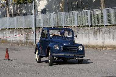 Bibbiano-Reggio Emilia Italy - 07: 15 2015: NSU-Fiat 500C şehir meydanında klasik arabaların ücretsiz mitingi. Yüksek kalite fotoğraf