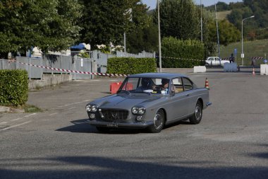 Bibbiano-Reggio Emilia İtalya - 07: 15 2015: Lancia Flavia Coupe şehir meydanında klasik arabaların ücretsiz mitingi. Yüksek kalite fotoğraf