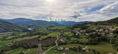 Bardi Kalesi 'nin ve etrafındaki tepelerin Parma manzarası. Yüksek kalite fotoğraf