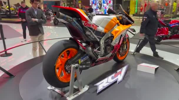 Μιλάνο Ιταλία 2023 Eicma Milano Bike Expo Honda Marc Marquez — Αρχείο Βίντεο