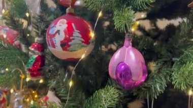 Süslü cam top el yapımı Noel ağacı süslemesi. Yüksek kalite 4k görüntü