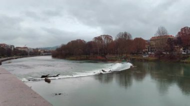 Torino 'daki Po nehrinin panoraması. Yüksek kalite 4k görüntü