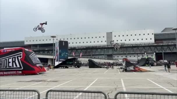 ミラノ イタリア 2023年11月23日 Eicma Milano Bike Expoスローモーションジャンプでのフリー走行 高品質4K映像 — ストック動画