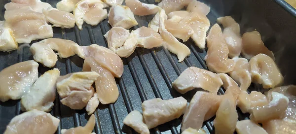 鸡胸肉用铸铁盘烹调 高质量的照片 — 图库照片