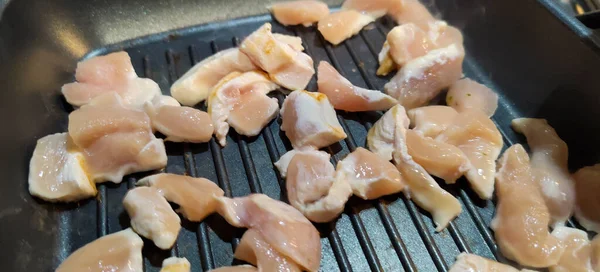 Στήθος Κοτόπουλου Μαγειρεμένο Πιάτο Από Χυτοσίδηρο Υψηλής Ποιότητας Φωτογραφία — Φωτογραφία Αρχείου