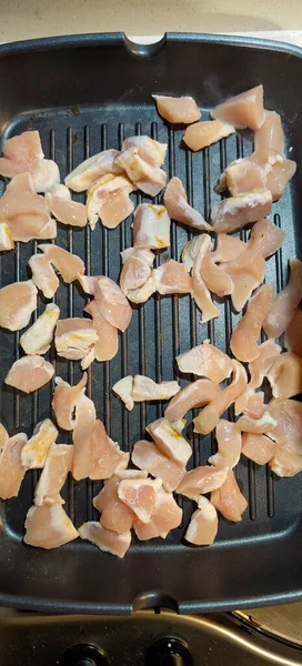 Tavuk Göğsü Dökme Demir Bir Tabakta Pişiyor Yüksek Kalite Fotoğraf — Stok fotoğraf