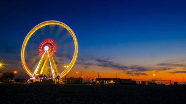 İtalya 'da Rimini plajı. Gün batımı. Dönme dolap uzun pozlu. Yüksek kalite fotoğraf