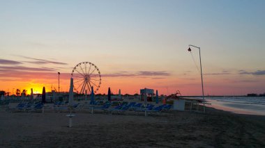 İtalya 'da Rimini plajı. Gün batımı. Dönme dolap uzun pozlu. Yüksek kalite fotoğraf