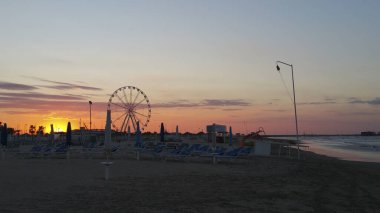 İtalya 'da Rimini plajı. Gün batımı. Dönme dolap uzun pozlu. Yüksek kalite fotoğraf
