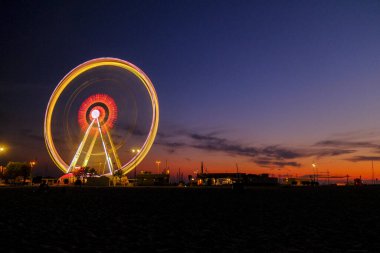 İtalya 'da Rimini plajı. Gün batımı. Dönme dolap uzun pozlu. Yüksek kalite fotoğraf