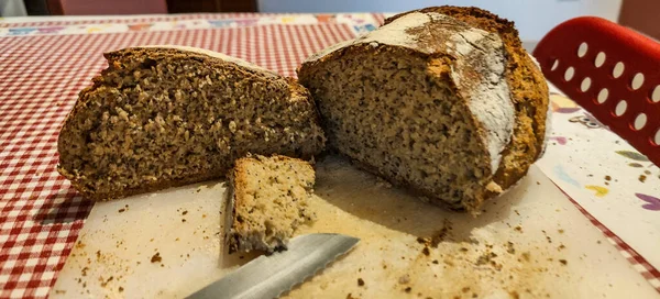 Zelfgemaakt Brood Gesneden Met Mes Hoge Kwaliteit Foto — Stockfoto